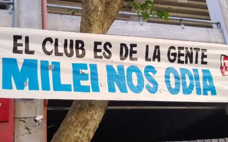 En las canchas de Gimnasia y Estudiantes aparecieron mensajes contra Javier Milei