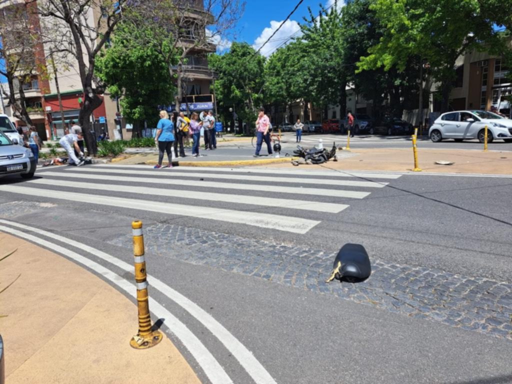 Una motociclista lucha por su vida tras un brutal choque en pleno Centro