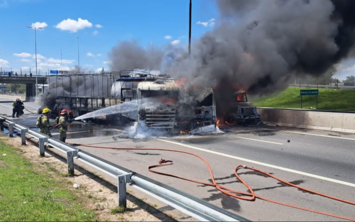 Impactante choque de tres camiones e incendio en la autopista del Oeste