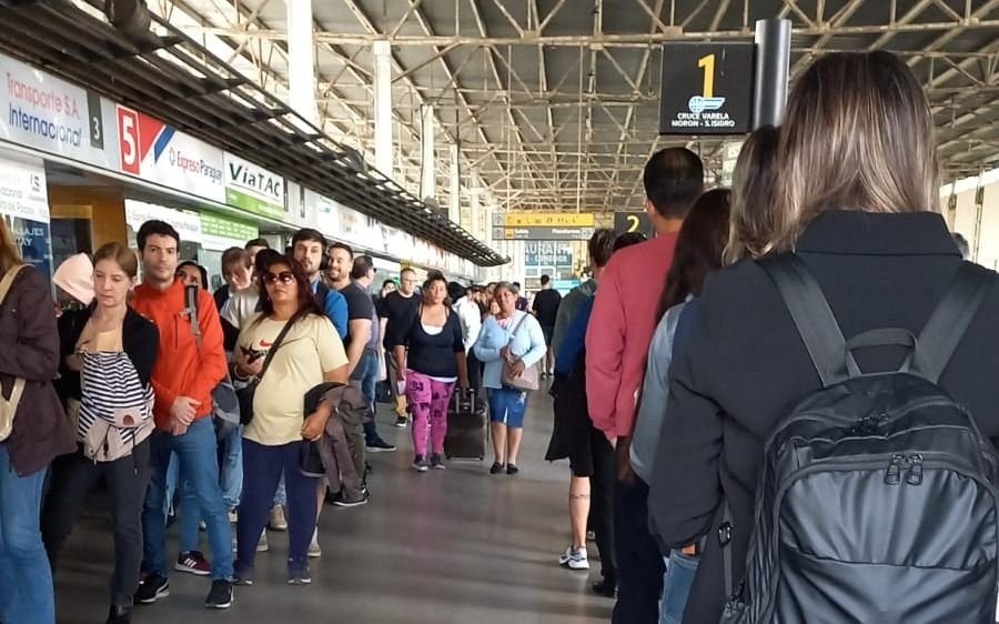 La Terminal, a pleno: quejas por largas filas y demoras para tomar los micros que van a CABA