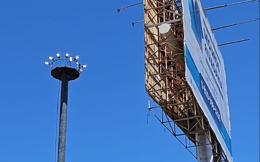 Vecinos indignados por luces encendidas las 24 horas en el distribuidor: "Es increíble"