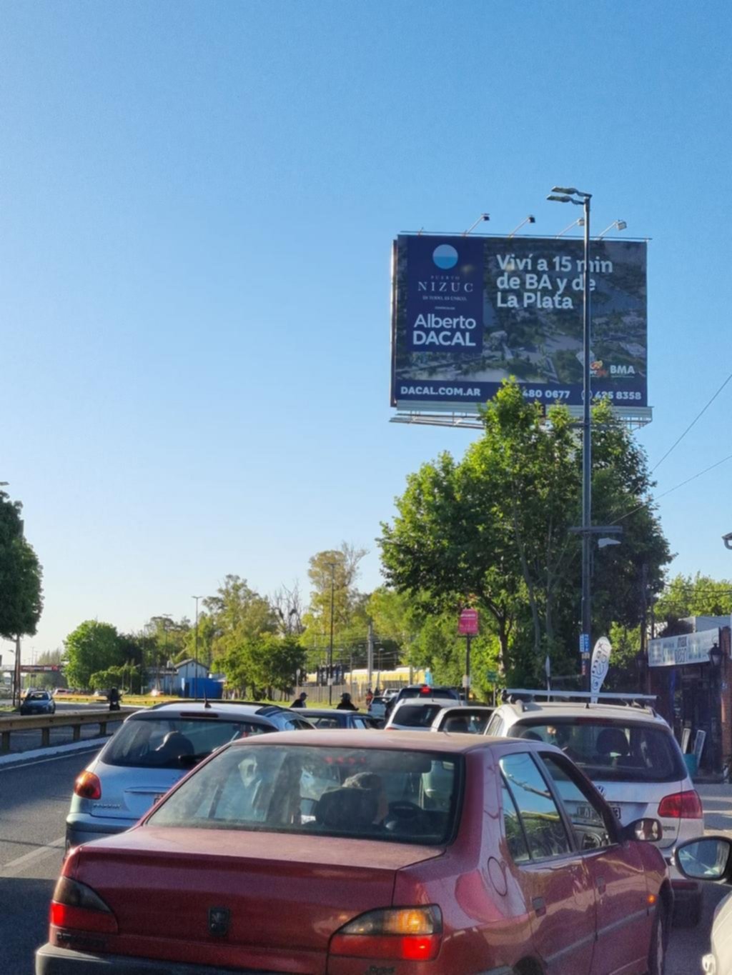 Largas filas de autos en el paso bajo a nivel de 502