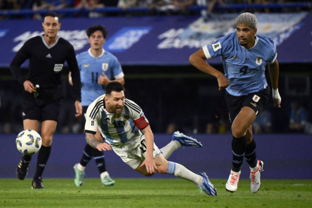 Sin espacios, y en un equipo apagado, Messi sólo amenazó con algún tiro libre