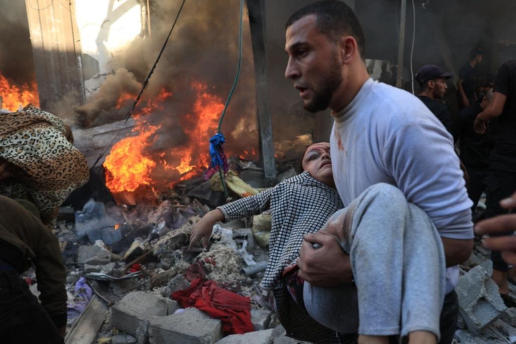 Huir entre bombardeos: la pesadilla de miles de palestinos