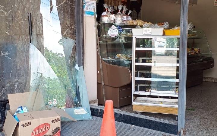 Otro menor causó estragos en un local, ahora frente al Ministerio de Seguridad