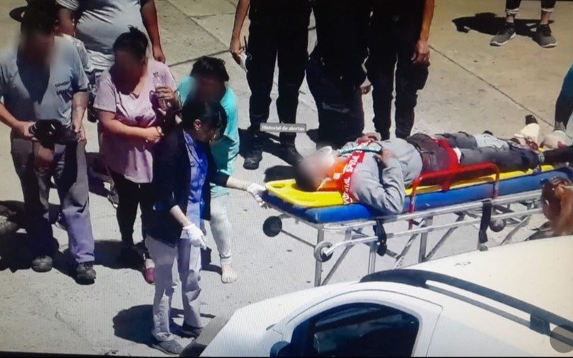 Ensenada: motochorro intentó arrebatar una cartera, chocó al fugarse y fue detenido en el hospital 