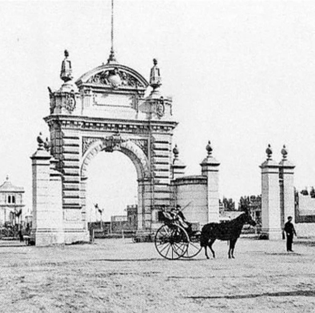 Un emblema que recordaba la luz de París y la Roma Imperial