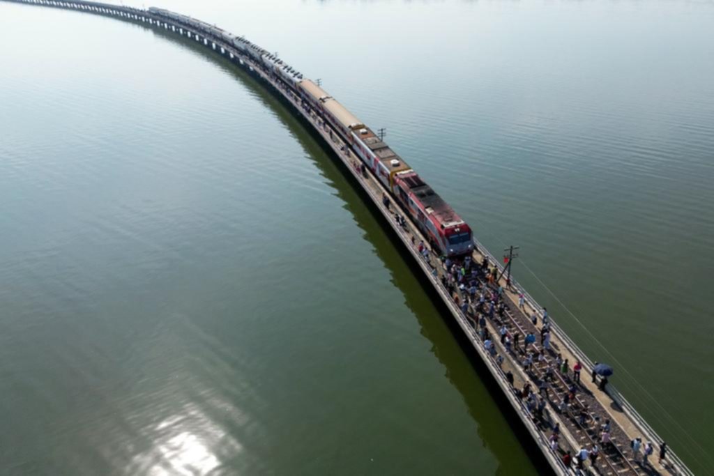 Todos a bordo del “tren flotante” de Tailandia