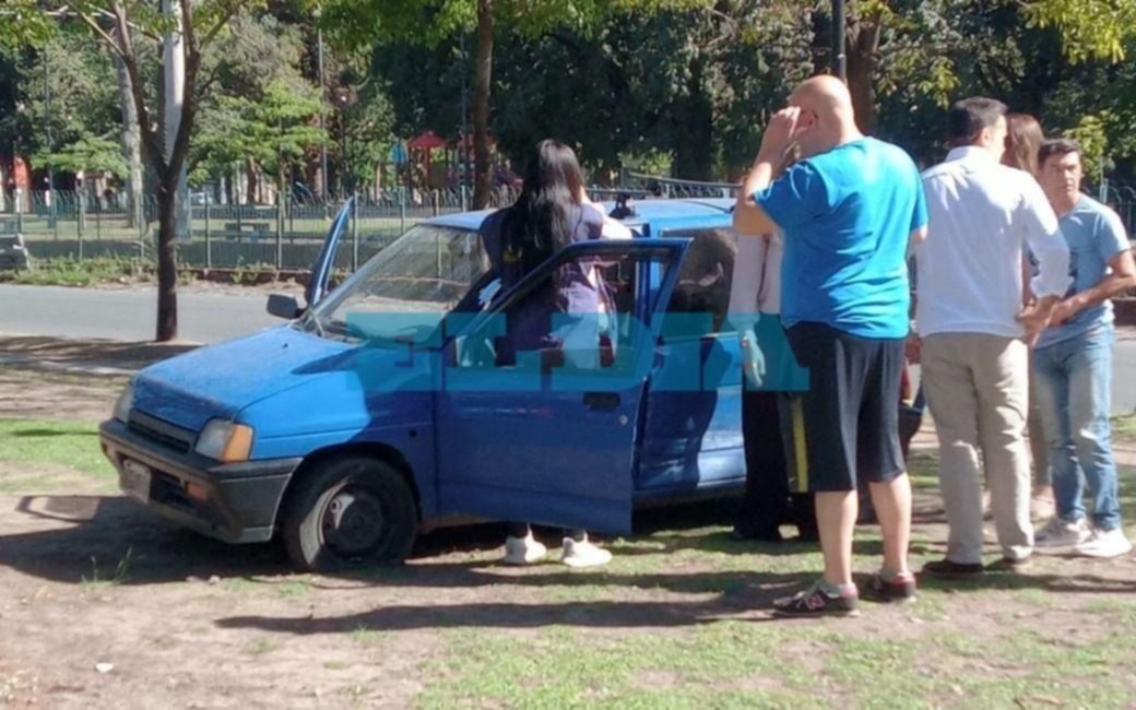 Violento choque en 1 y 38: un auto terminó arriba de la plaza Alsina