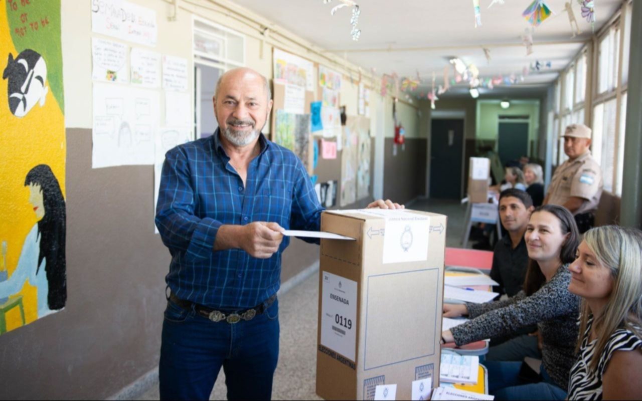 Elecciones 2023.- El intendente de Ensenada Mario Secco dijo que "voté por mi ciudad"