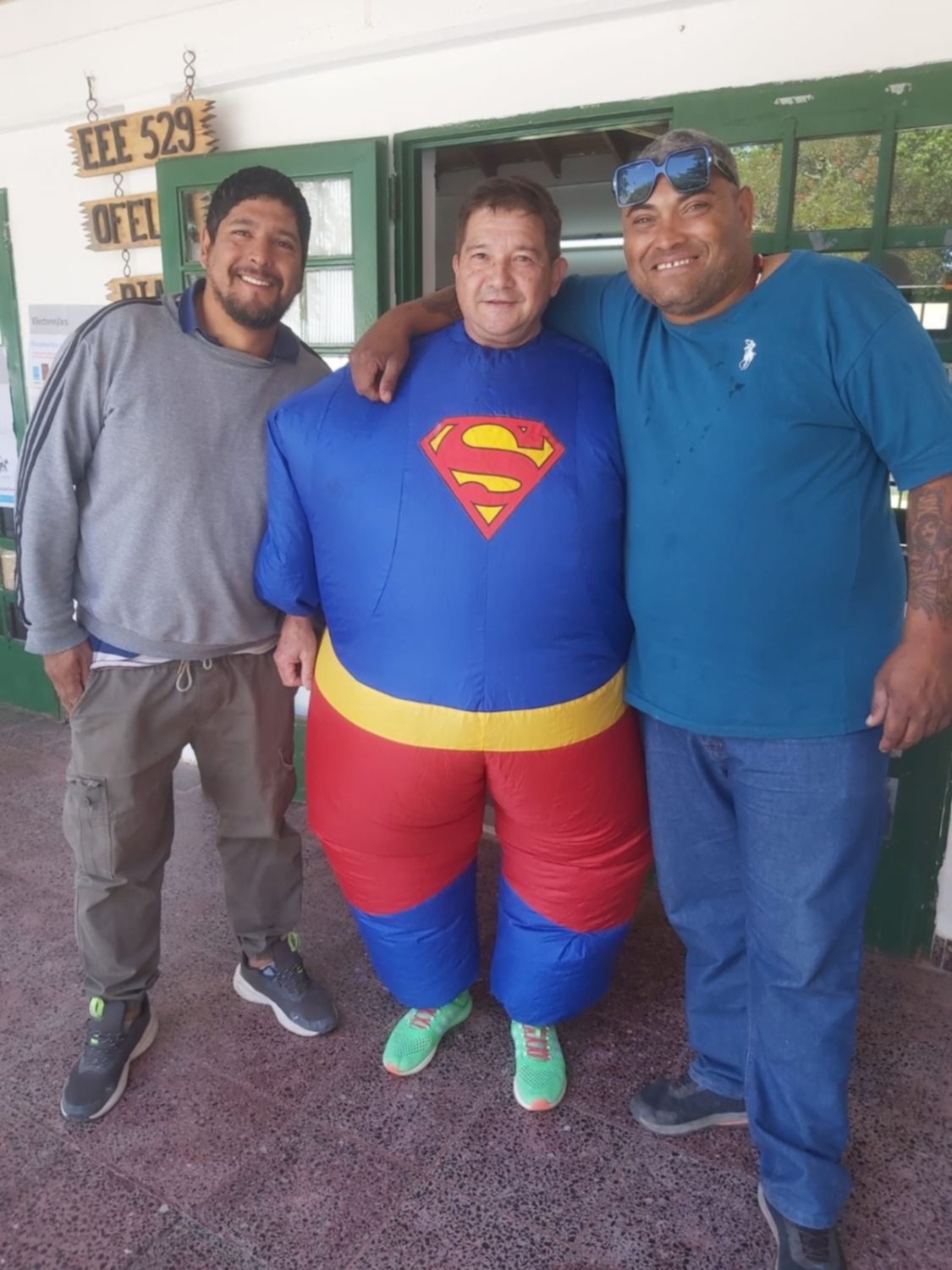Superman votó en La Plata y se robó todas las miradas
