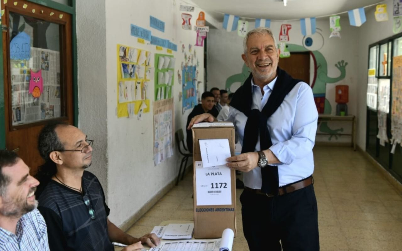 Julio Alak votó y destacó la importancia de la elección: "Este día tiene mucha significación"