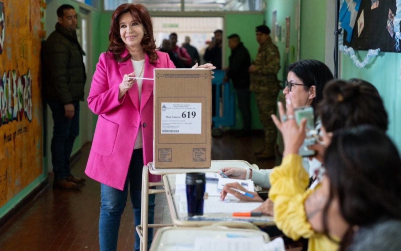 Elecciones 2023.- Cristina Kirchner votó en Santa Cruz para el Balotaje: "Es importante que se exprese la gente"
