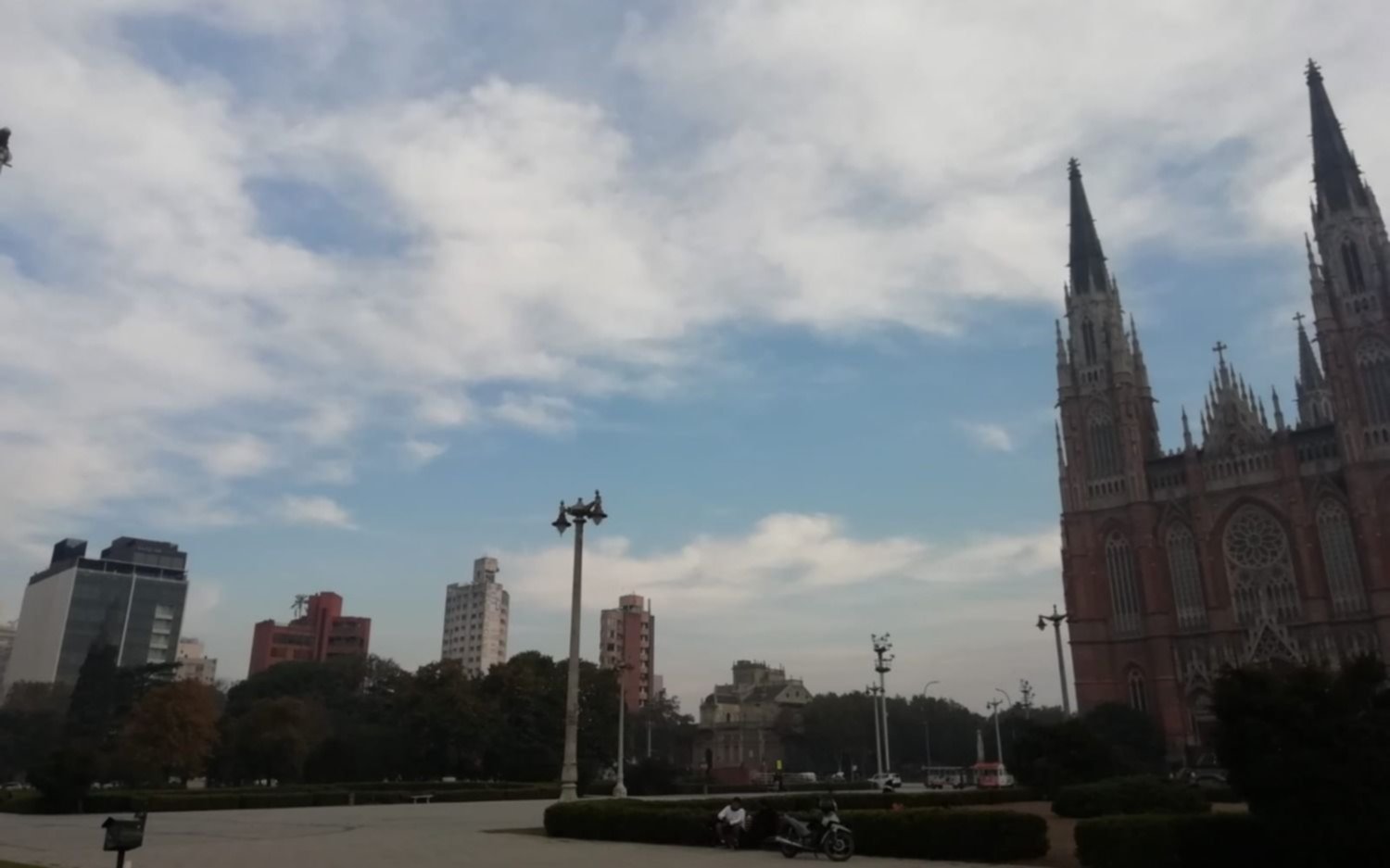 Lunes feriado: cómo funcionarán los servicios en La Plata
