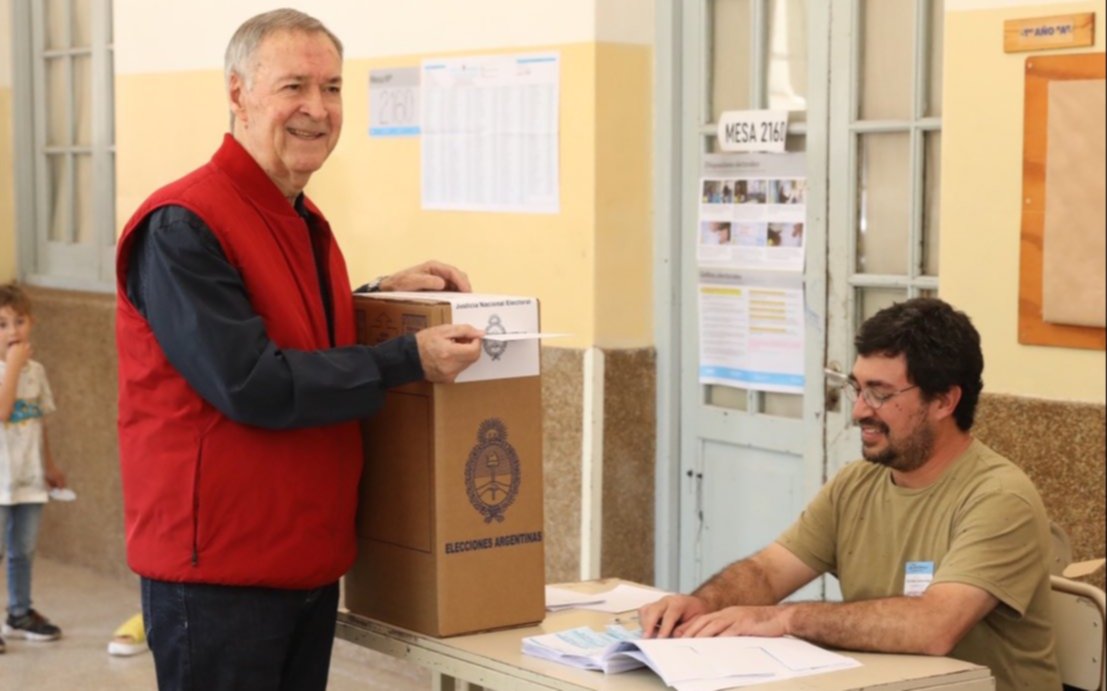 Elecciones 2023.- Juan Schiaretti votó en Córdoba y le pidió "a todos los argentinos que que vayan a votar"