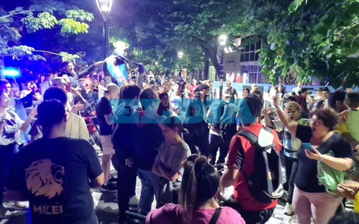 Videos y fotos | Festejos en La Plata por el triunfo de Javier Milei