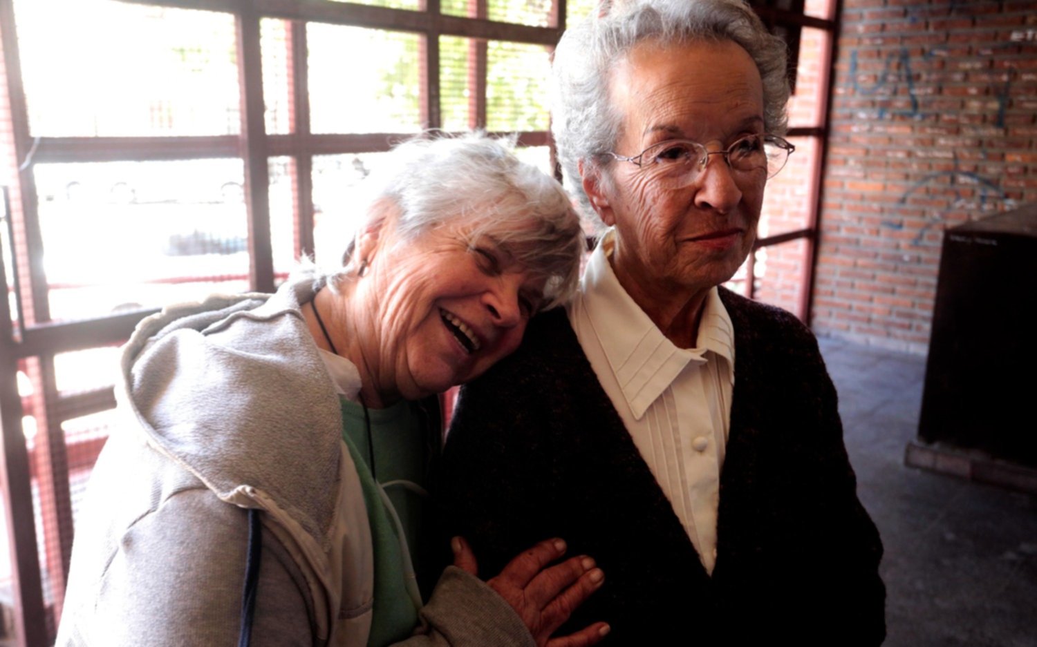 El abrazo entre dos desconocidas y el recuerdo de una historia cívica en común