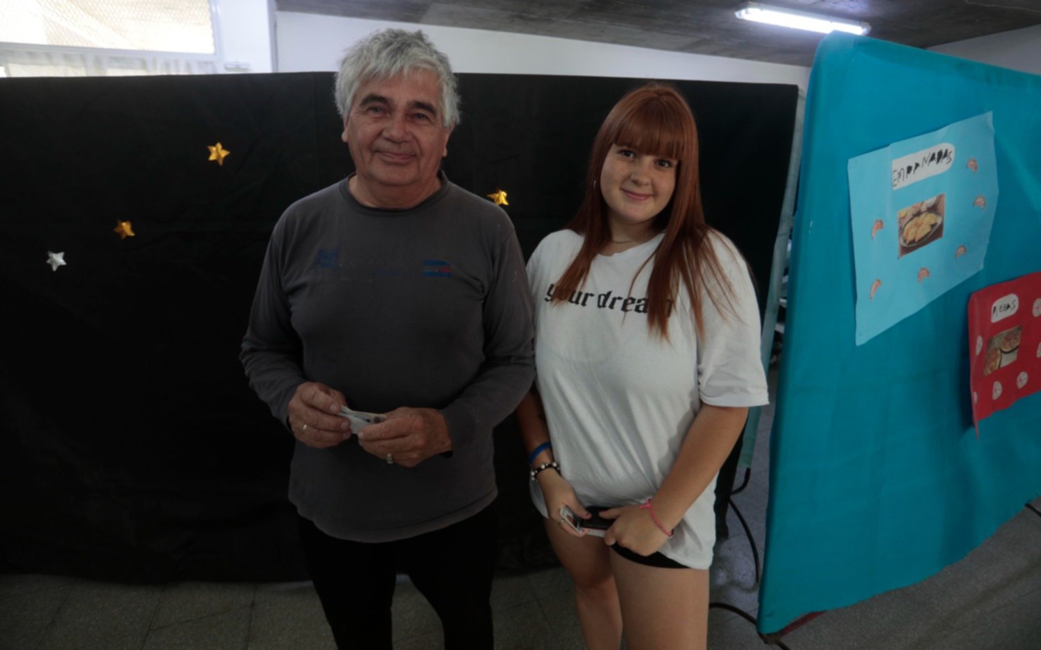 Abuelo y nieta juntos en la puerta del cuarto oscuro