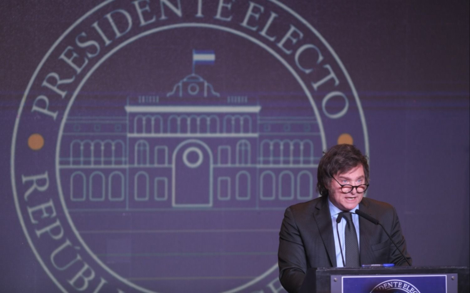 Elecciones 2023.- Javier Milei adelantó medidas: privatizaciones, inflación, cepo, dolarización, educación, BCRA y Fátima Florez