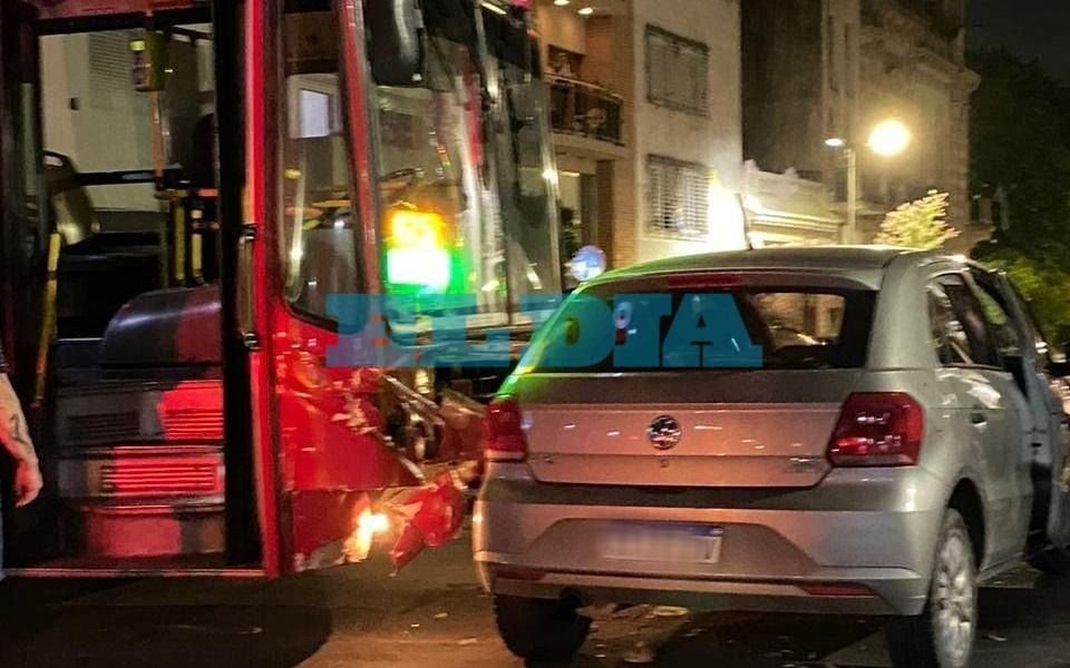 Impactante accidente entre un auto y un micro en pleno centro platense: hay un herido