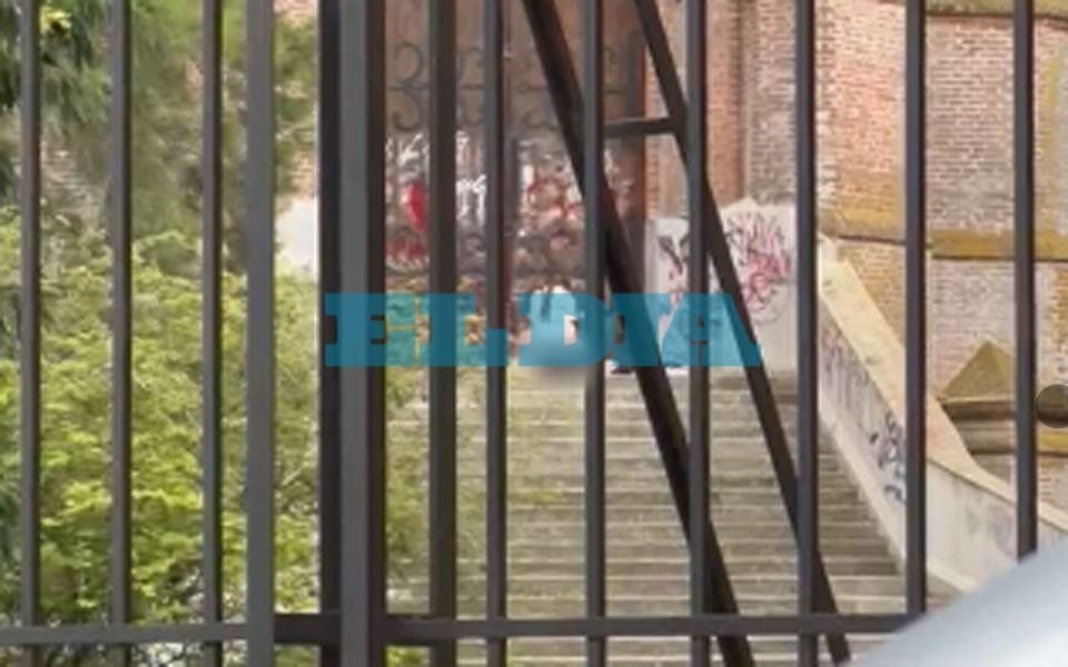 "Acto impuro" en las escaleras de la Catedral de La Plata: sorprenden a dos jóvenes teniendo sexo