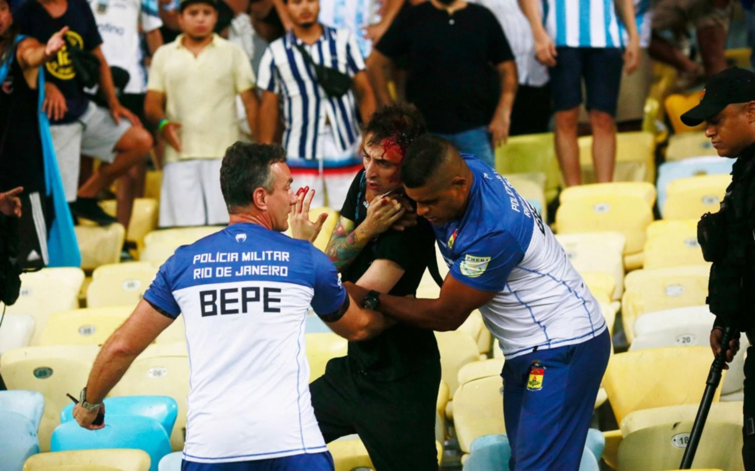 Brasil vs Argentina.- Las imágenes del brutal ataque policial a los argentinos en el Maracaná