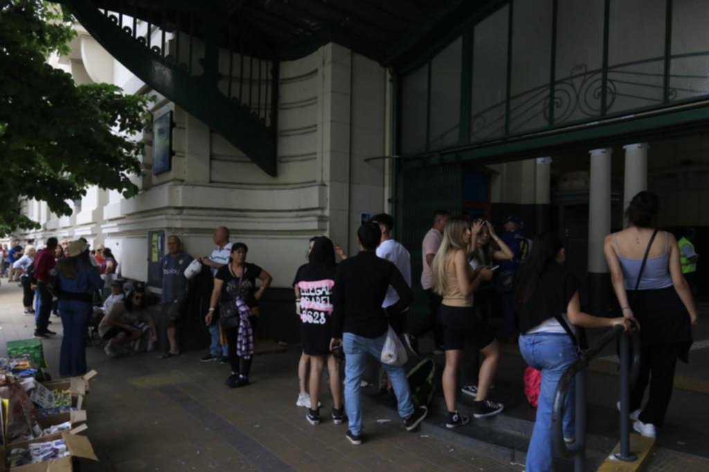 Furor y largas colas por el tren a la Costa en verano