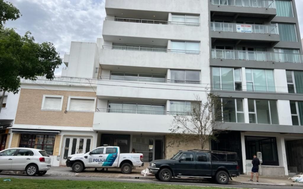 Conmoción en La Plata: perdió la vida al caer desde la terraza de un edificio
