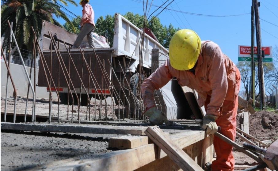Cierran el paso a nivel de Camino Centenario y 502 por obras del ferrocarril