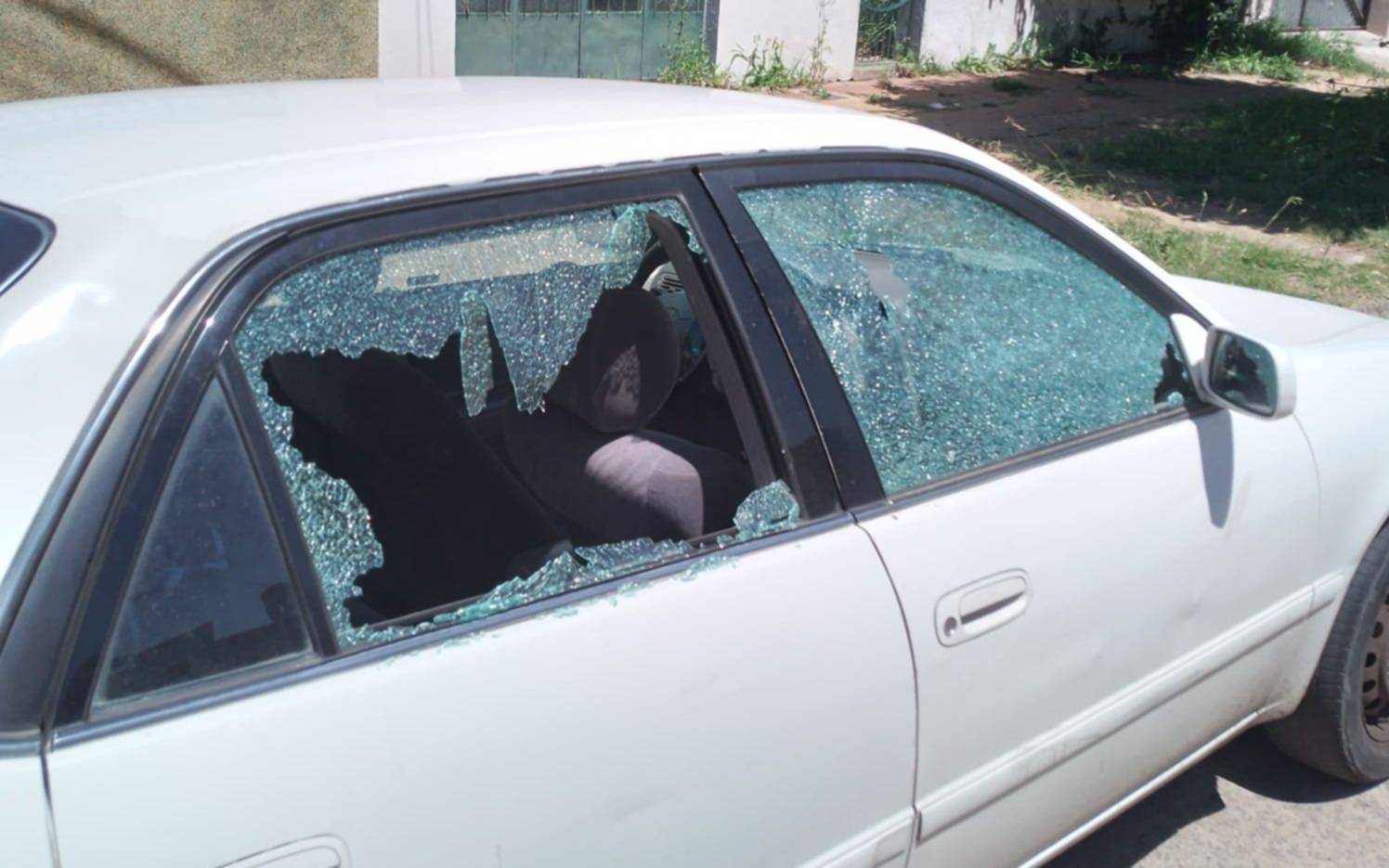 Crecen los casos de autos con vidrios "reventados" en La Plata