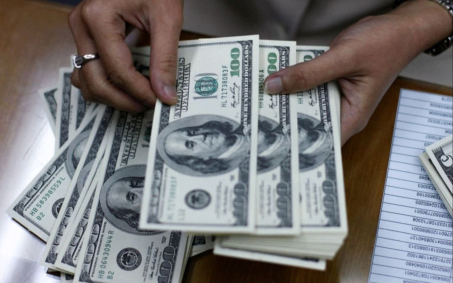 El dólar blue y dólar oficial hoy: a cuánto cotizó este viernes 24 de noviembre