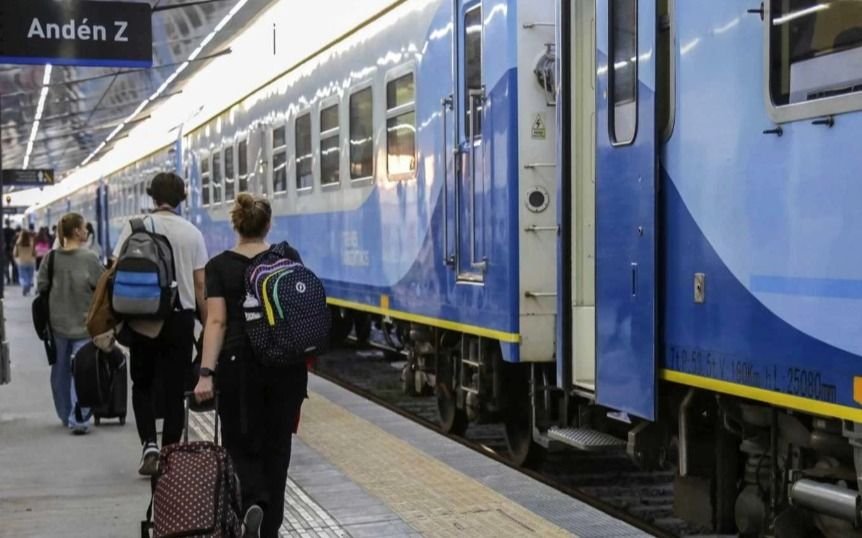 Ya venden pasajes en tren a Rosario, Córdoba y Tucumán, pero en La Plata no es presencial: precios y cómo sacarlos
