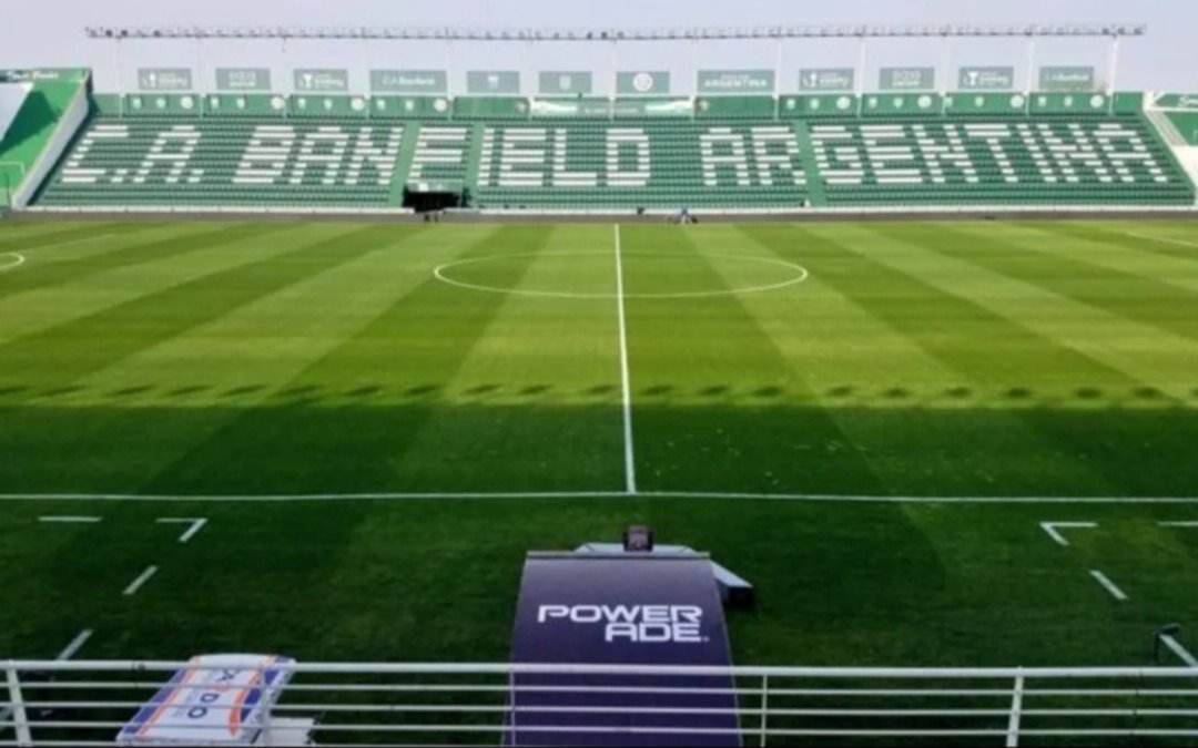 "Error humano": Banfield y un problema en el campo de juego para recibir a Gimnasia