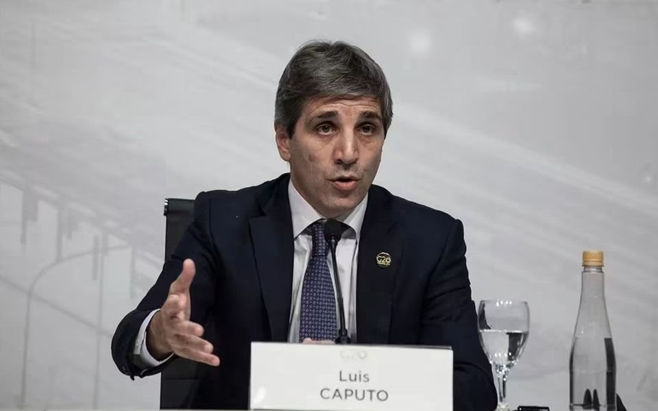 "Leliqs, ajuste, canje": Luis Caputo se reunió con Bancos por "la primera medida" económica de Milei