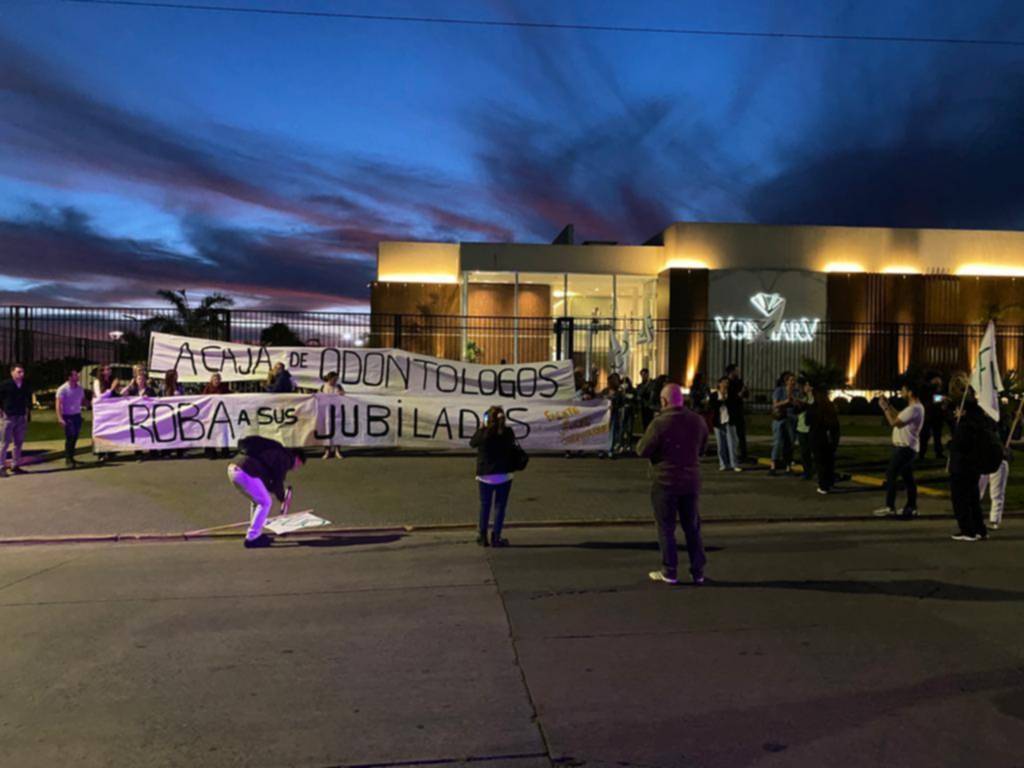 Protesta de odontólogos jubilados en una fiesta