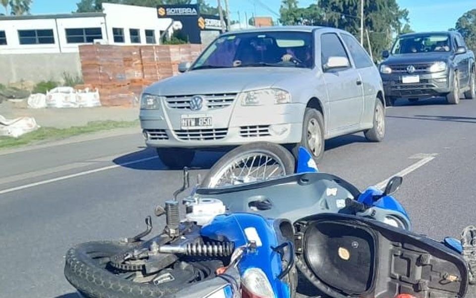 Tragedia en Camino Centenario: pinchó un neumático, se bajó y murió tras ser atropellado