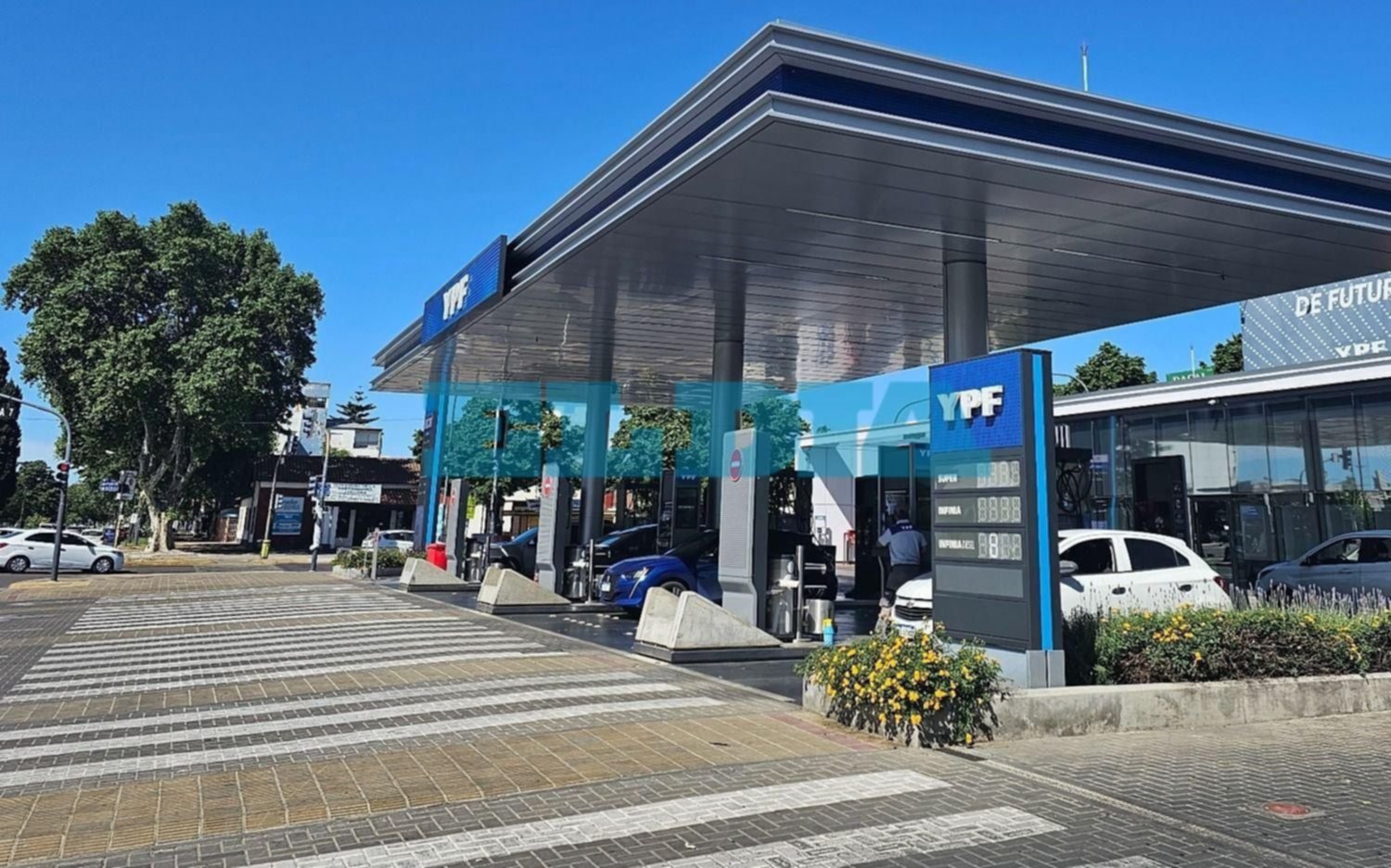 YPF y el resto de las petroleras aumentaron los combustibles: cómo quedó el precio de la nafta y el diesel