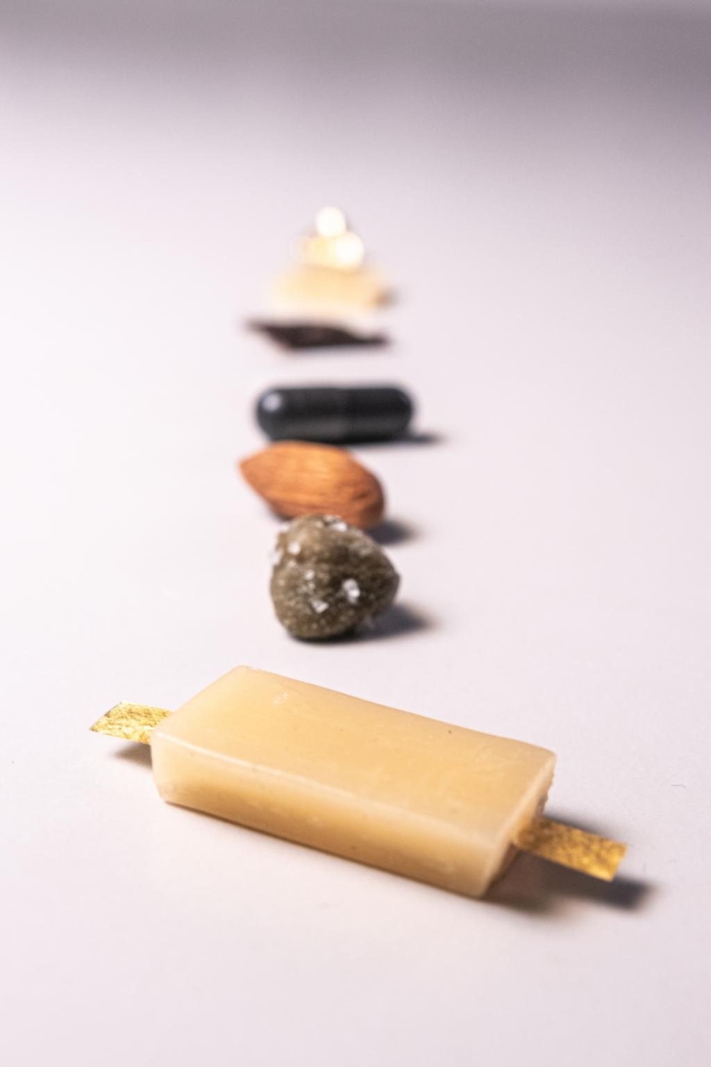 La primera batería comestible, compuesta de almendras, alcaparras y algas