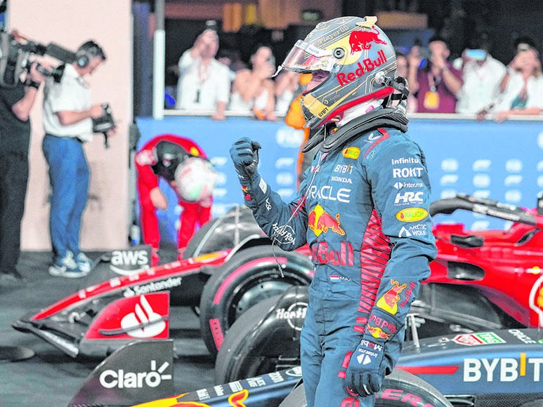 Verstappen, fiel a su estilo, larga en punta en Abu Dhabi