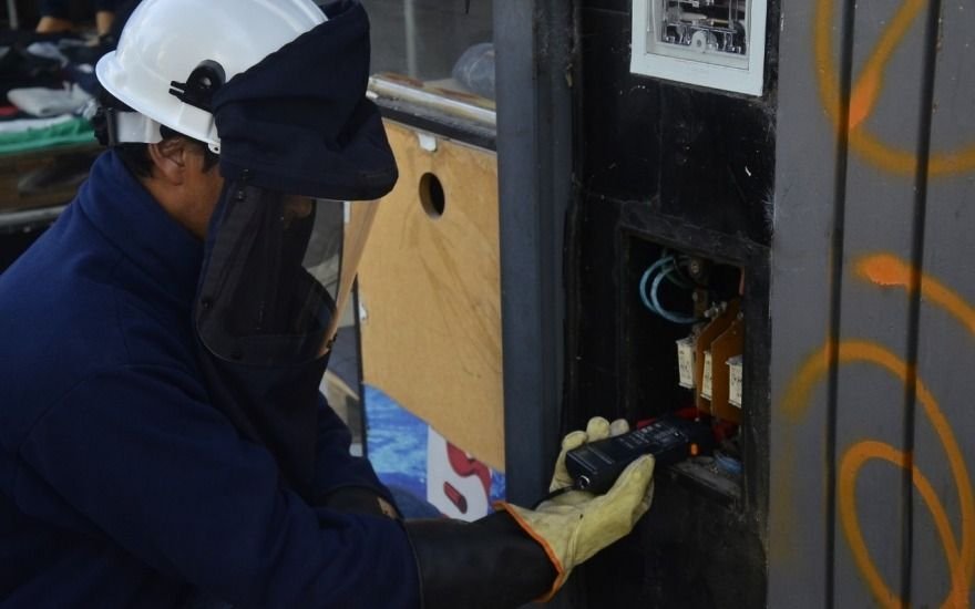 Detectan conexiones clandestinas de electricidad en comercios y viviendas particulares en La Plata