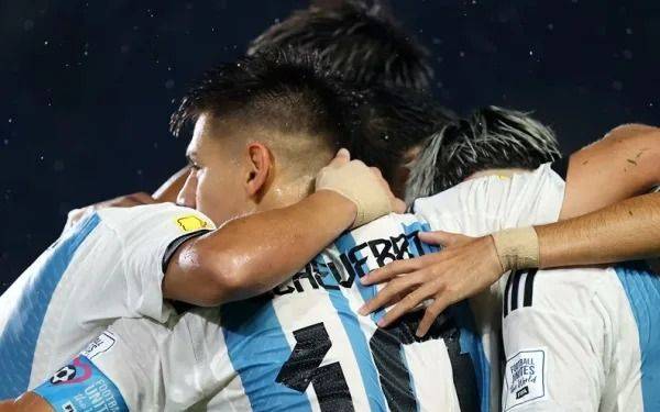 Un gigante europeo, tras los pasos de una promesa sub-17 de Argentina: ¿de quién se trata?