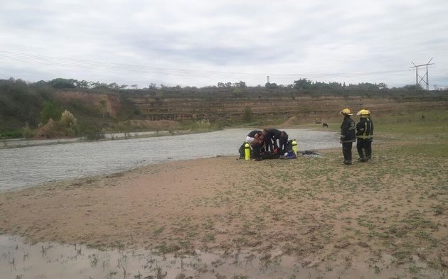 Tragedia en una cantera de La Plata: hallaron sin vida a dos menores y a un adulto 