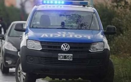 Conmoción en Los Hornos: hallan a un hombre muerto de un disparo y a su camioneta incendiada