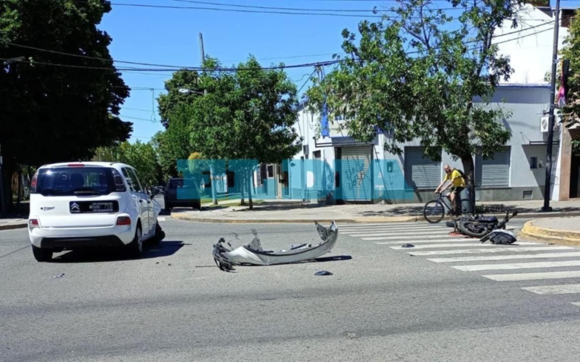 Los Hornos: dos policías chocaron cuando iban al operativo en la cancha de Estudiantes