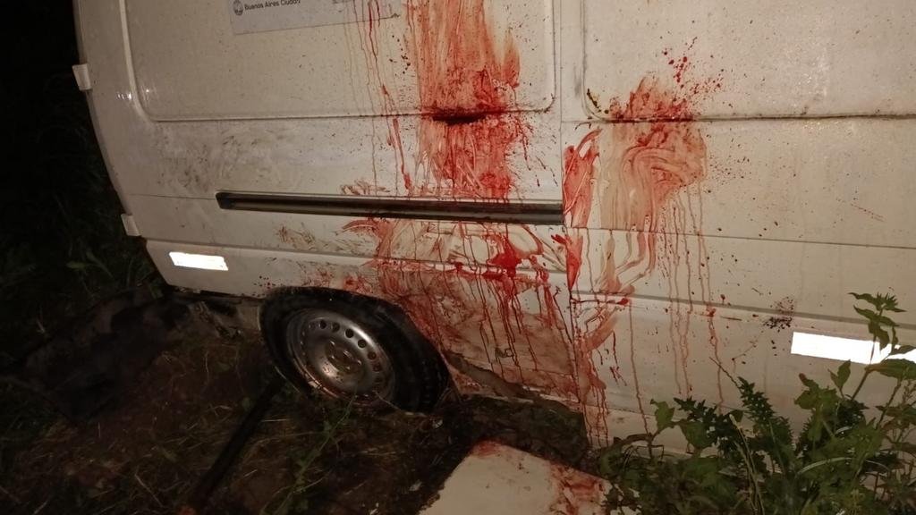 Un ladrón intentó robar una rueda, el chasis se le cayó y casi pierde la mano