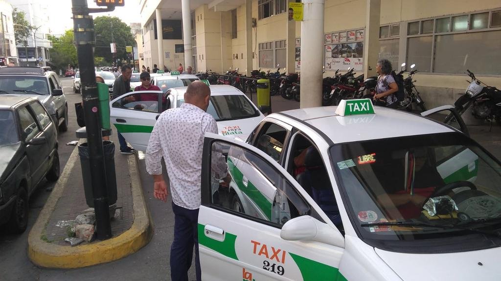 Creció la cantidad de viajes en taxi y los choferes manejan más horas