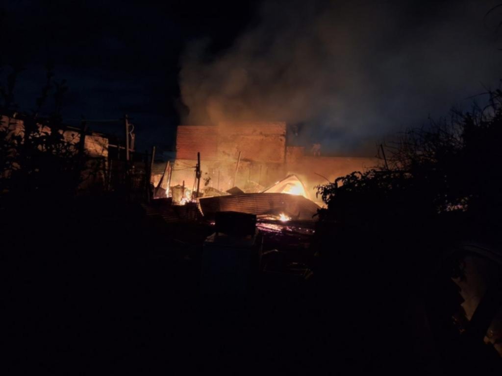 Las llamas destruyeron tres viviendas en Los Hornos