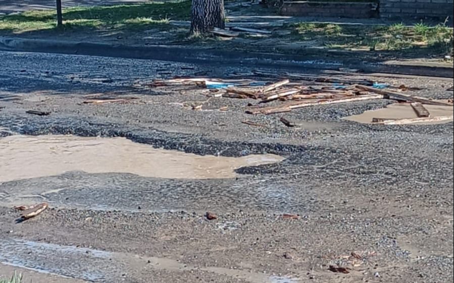 Tremendos pozos en la calle 28 de Gonnet, trampas para autos, motos y bicicletas