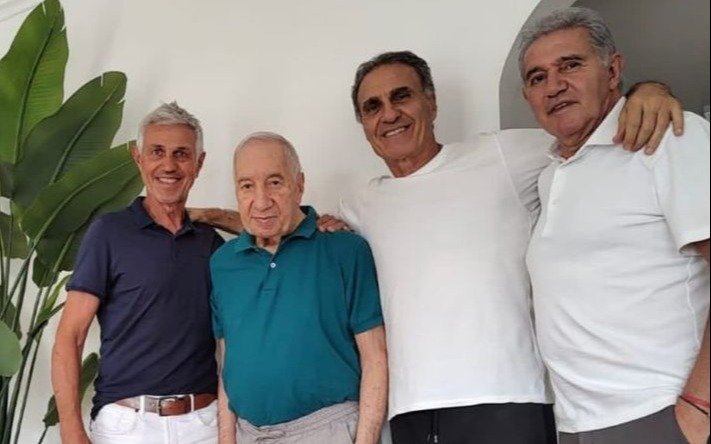 La foto de Bilardo y los "alumnos del doctor": Ruggeri, Giusti y Burrchaga fueron a visitarlo y se emocionaron