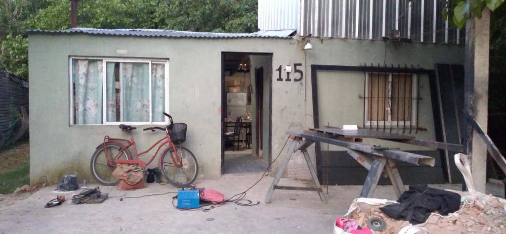 Investigan una pelea en una casa de Villa Elisa, que terminó con un apuñalado